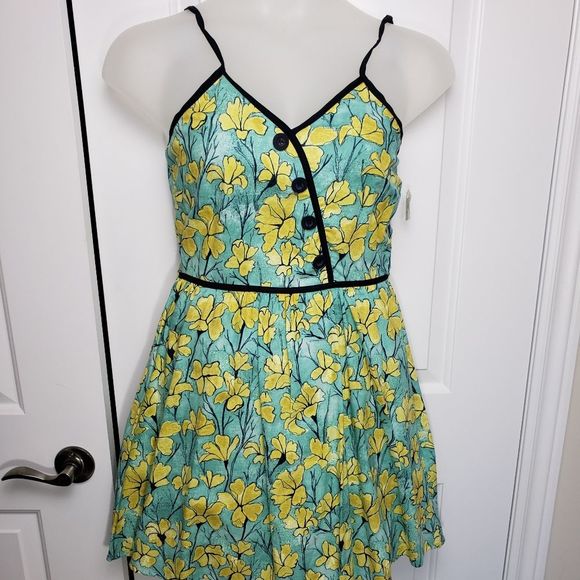 Retrolicious Dresses & Skirts - Retrolicious  Daffodils Dress Size L